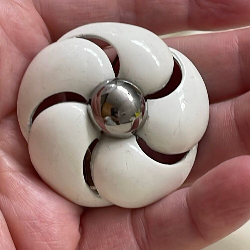 Vintage brooch large white enamel swirl 3-D - Picture 5 of 7